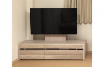 オークホワイト色の大川家具の壁掛け対応テレビボード(オーキタ家具)