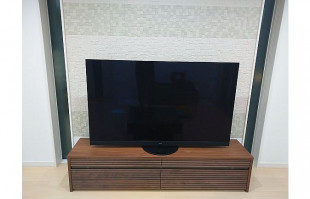 オシャレな壁面に設置された大川家具のテレビボード(近新近江大橋店)