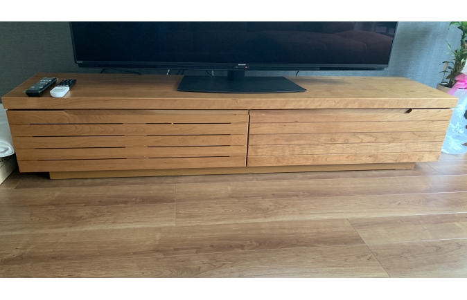 大川家具の無垢テレビボードと同系色のフローリング