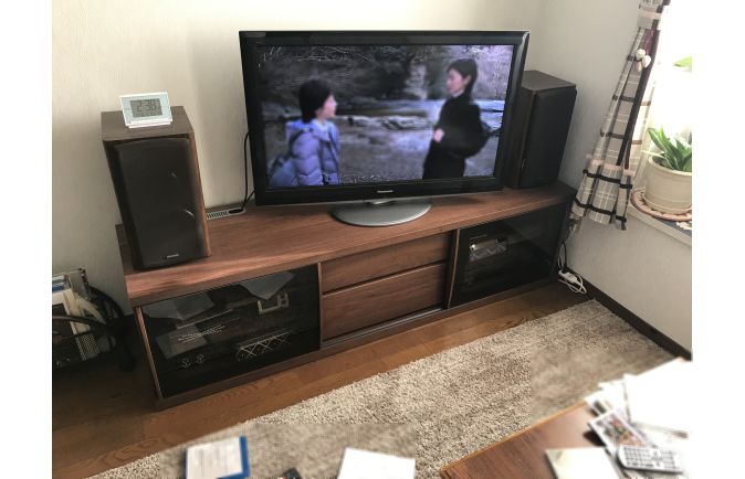 大川家具のテレビボードとスピーカー