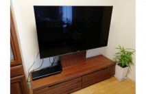 大川家具の無垢テレビボードと観葉植物とビデオレコーダー