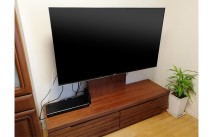 大川家具の無垢テレビボードと観葉植物とビデオレコーダー