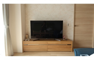 広島市S.S様のオークナチュラル色の無垢テレビボード