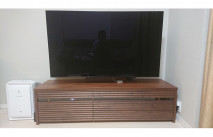 ウォールナット色の大川家具のテレビボードと空気清浄機