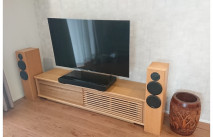 スピーカ等の音響セットが設置された狛江市S.N様の無垢テレビボード