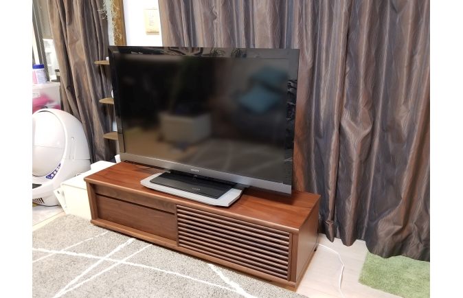 大川家具のテレビボードとラグとカーテン(太陽家具)