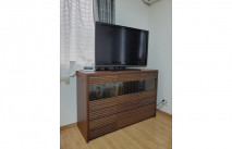 テレビが設置された大川家具のサイドボード