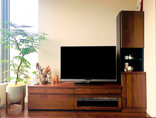 多くの雑貨や小物が飾られた大川家具のテレビボード(リビングハウス豊洲店)