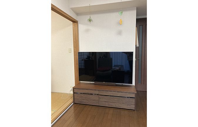 和室の横に設置されたウォールナット色の大川家具のテレビボード