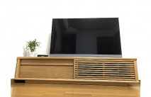 観葉植物とオークナチュラル色の大川家具のテレビボード