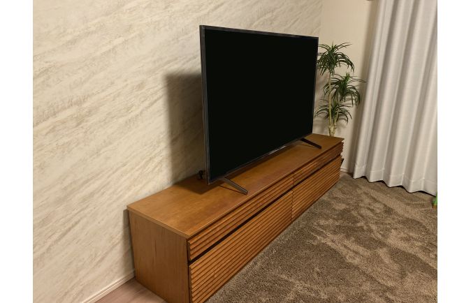 大川家具のテレビボードとラグとカーテンの調和