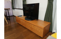 大川家具のテレビボードとミニュチアダックスが暮らすリビング(ヤマケン家具)