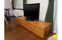 大川家具のテレビボードとミニュチアダックスが暮らすリビング(ヤマケン家具)