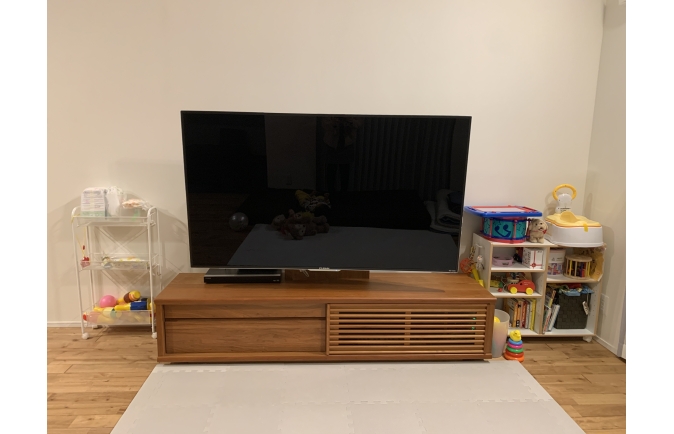 ブラックチェリー色の大川家具のテレビボードとお子様の玩具
