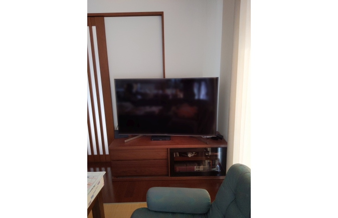 大川家具の天然木テレビボードとソファ