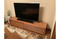 アロマが置かれたブラックチェリー色の大川家具のテレビボード