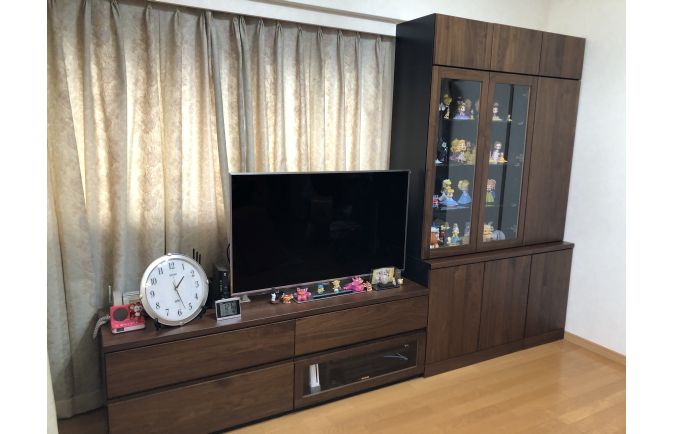 沢山のフィギアのコレクションが飾られた大川家具のテレビ台