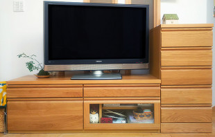 苔玉が飾られたオークナチュラル色の大川家具のテレビボード(大塚家具新宿店)