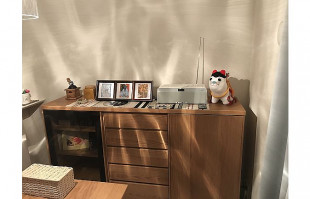 写真や小物が飾られた大川家具のサイドボード(さわらぎや家具店)