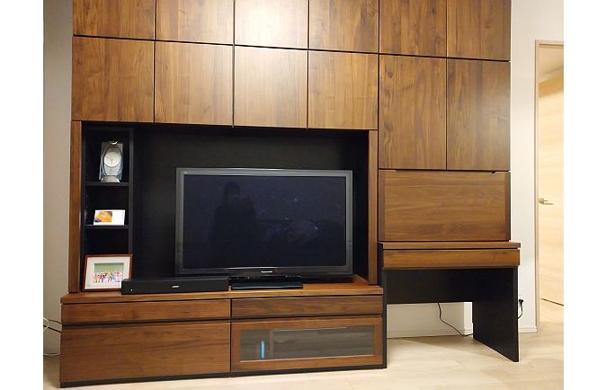 ライティングデスクを収容した大川家具のテレビボード(リビングハウス)