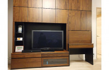 ライティングデスクを収容した大川家具のテレビボード