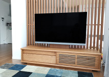大川家具のテレビボードとブルー系のラグ(近新)