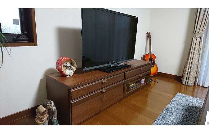 熊のぬいぐるみが置かれた大川家具のテレビボード