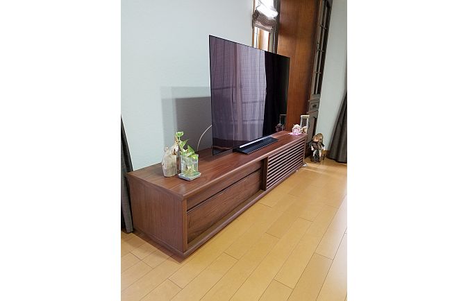 ウォールナット色の大川家具のテレビボード「ソリド」