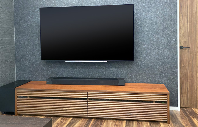 オシャレにコーディネートされた昭和町Y.A様の無垢テレビボードとラグと建具とフローリング(家具プラザコシイシ)