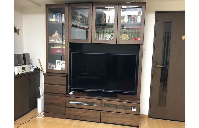 建具や他の家具と同系色で纏められた大川家具の無垢テレビボード(リビングハウス越谷店)