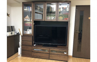 建具や他の家具と同系色で纏められた大川家具の無垢テレビボード(リビングハウス越谷店)