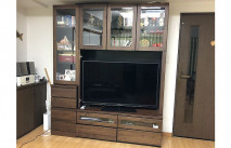建具や他の家具と同系色で纏められた大川家具の無垢テレビボード