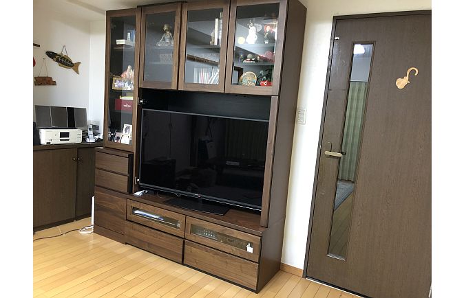 草加市S.O様のウォールナ色の壁面収納型無垢テレビボード