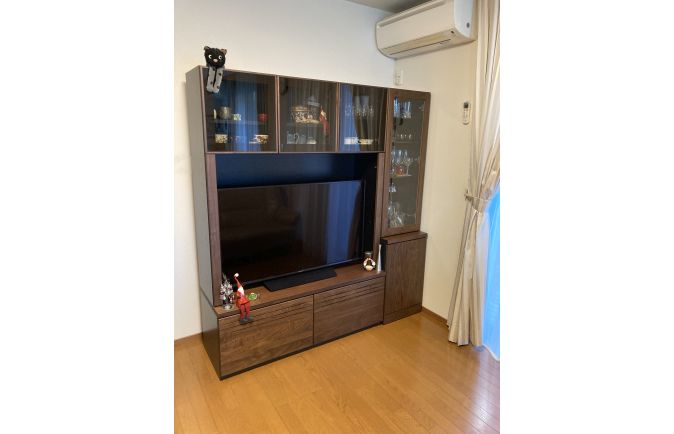 猫の縫いぐるみやサンタさんが飾られた大川家具のテレビボード(リビングハウス西武池袋店)