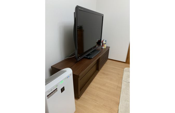 ウォールナット色の大川家具のテレビボードと空気清浄機