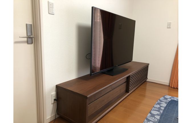 大川家具のテレビボード「ソリド」とラグ