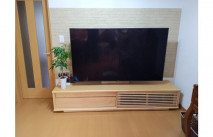 観葉植物が設置された大川家具の無垢テレビボード(近新)