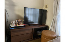 レコーダーとクマの縫い包みが置かれた大川家具のテレビボード