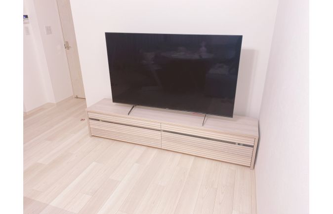 ホワイト系で統一された大川家具のテレビボードとリビング