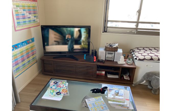Nintendo Switchとミニコンポが設置された大川家具のテレビボード(さとふる)