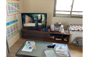 Nintendo Switchとミニコンポが設置された大川家具のテレビボード