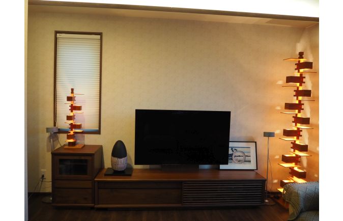 オシャレな照明のセットと大川家具の無垢テレビボードとキャビネット