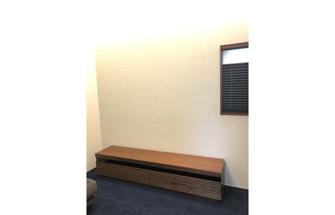 ブルー系の絨毯とコーティネートされた大川家具のテレビボード