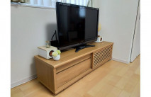 スピーカーが設置された大川家具の無垢テレビボード