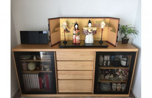 雛人形が飾られた大川家具の天然木サイドボード(モリタ家具枚方家具団地)