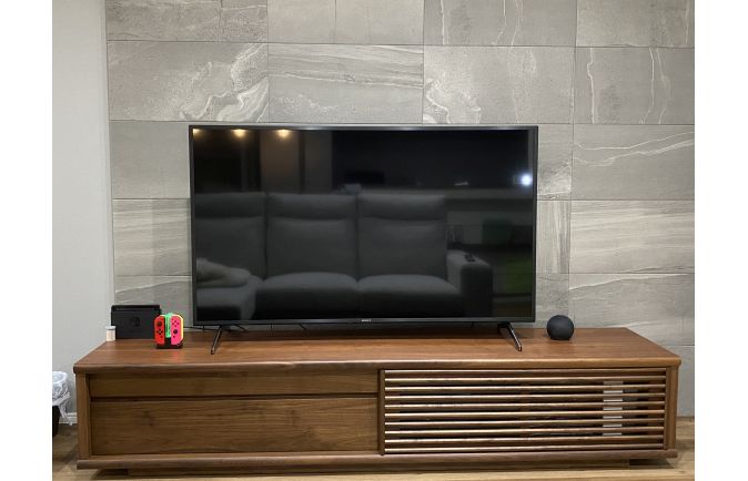 Nintendo Switchなどが置かれた大川家具の無垢テレビボード