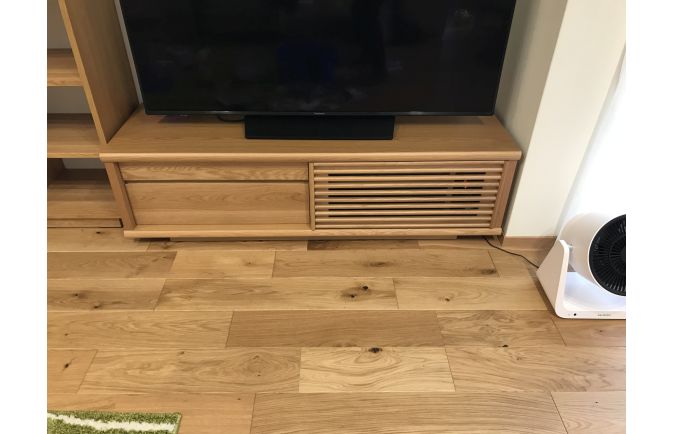 フローリングと同系色に合わせた大川家具のテレビボード