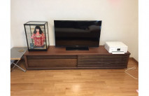大川家具のテレビ台に設定されたプリンターと日本人形