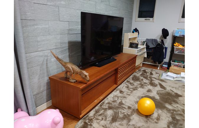 恐竜のフィギュアが設置された横浜市S.K様の無垢テレビボード