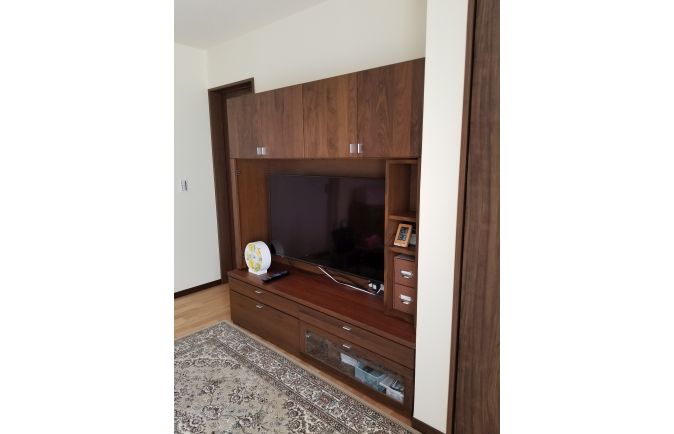大川家具の無垢テレビボード「ヴィーダ」と絨毯
